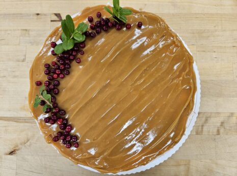 DiakonJuhla Puolukka-kinuskimoussekakku 2 DiakonJuhla Puolukka-kinuskimoussekakku