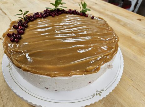 DiakonJuhla Puolukka-kinuskimoussekakku DiakonJuhla Puolukka-kinuskimoussekakku